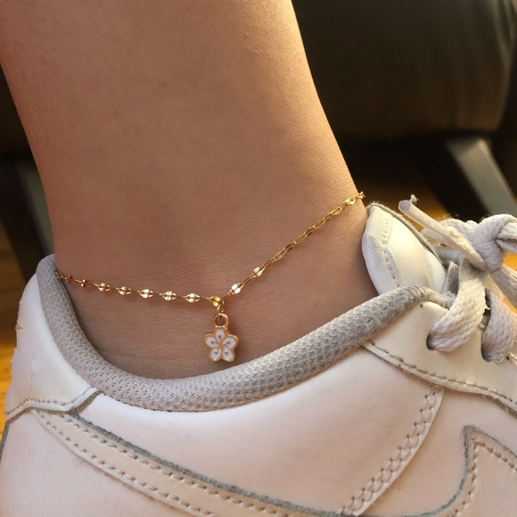 Brandy Melville Jewelry - Gold Lip Chain Flower Sakura Charm Anklet